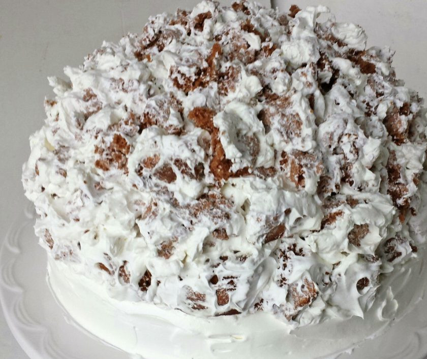 1. Этап. Бисквитный торт Графские развалины: 19. Формирую небольшую гору, смазываю остатками крема все стороны.