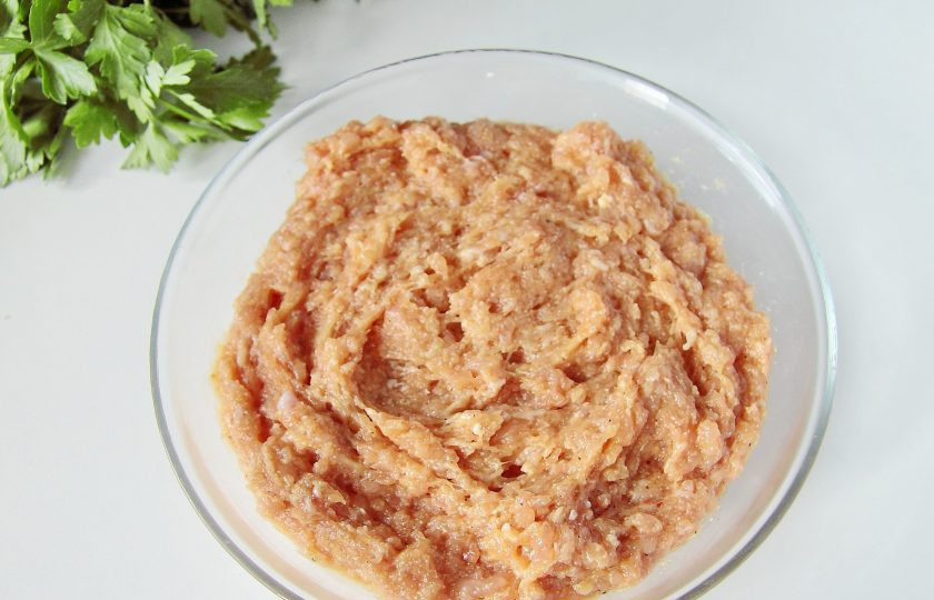 1. Этап. Котлеты по-мински: 3. Тщательно перемешайте и оставьте на 15-20 минут.