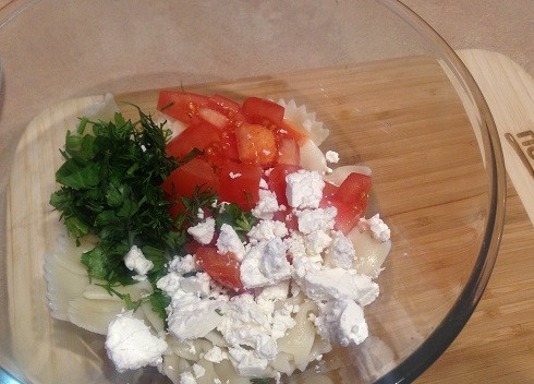 1. Этап. Салат с пастой, баклажанами и брынзой: 8. Добавляем брынзу, помидор и зелень.