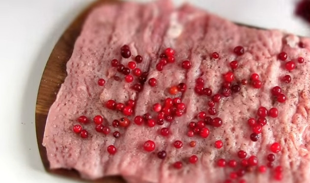 1. Этап. Мясной рулет с клюквой: 3. Выложите свежую клюкву и присыпьте сахаром.