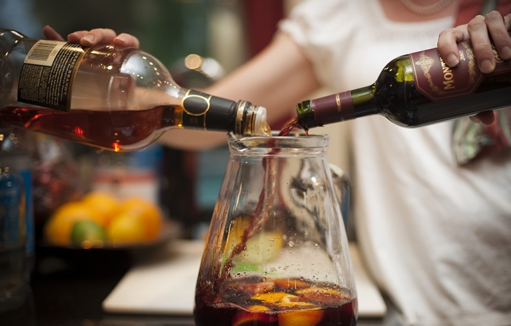 1. Этап. Сангрия: Добавить 1/2 чашки коньяка, вина и льда.