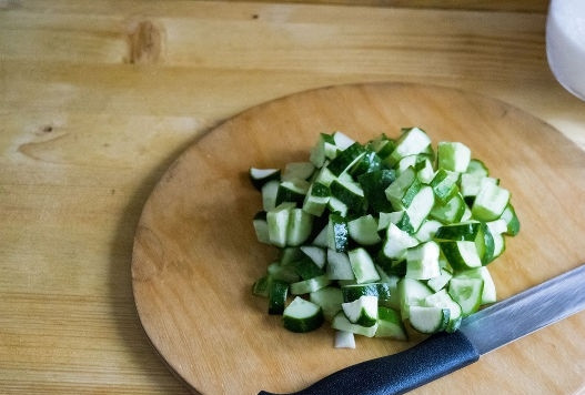 1. Этап. Салат на зиму из баклажанов: 8. Измельчите огурчики.