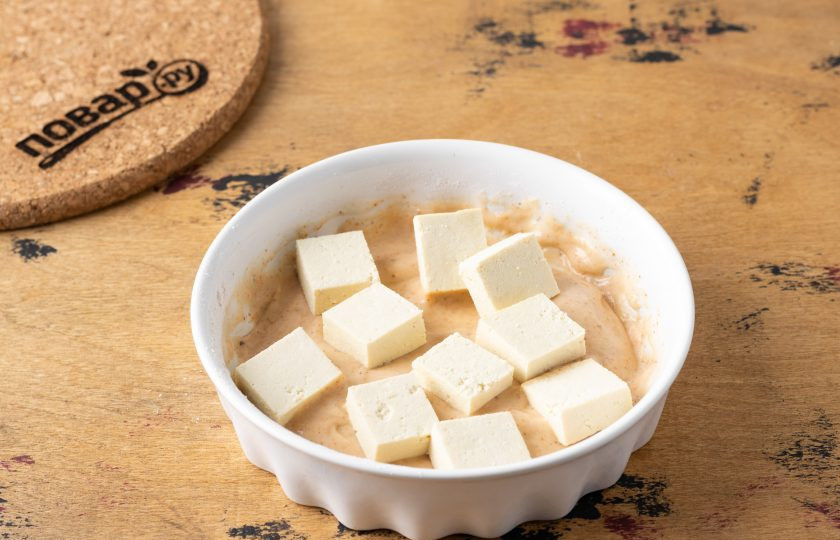 1. Этап. Хрустящий тофу в кунжуте: Обмакните кубики тофу в кляре.