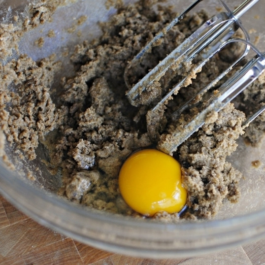 1. Этап. Яблочный торт: Взбивая смесь миксером (на медленной скорости), по одному вводим в смесь яйца.