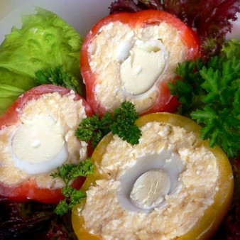 Перец, фаршированный сыром и яйцом