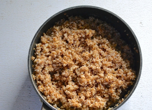 1. Этап. Салат с ананасом: 1. Приготовление начинаю с самого долгого процесса: в воде отвариваю бобы (около часа, они должны стать мягкими), также варю булгур. В кастрюлю насыпаю булгур и заливаю его 200 миллилитрами кипятка, готовлю 20-25 минут до готовности, затем остужаю.