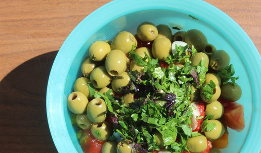 1. Этап. Салат-закуска Под шашлычок: Нарезать зелень и добавить к салату. Все перемешать. Накрыть и убрать в холодильник минимум на час, чтобы все вкусы перемешались. Я сделала утром, а подавала вечером.