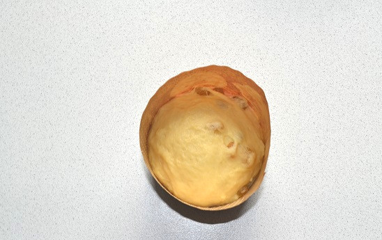 1. Этап. Тесто для куличей на сухих дрожжах: Заполните формы для выпечки примерно на 3/4. Оставьте на 15-20 минут перед тем, как отправить в духовку.