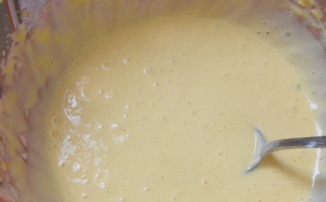 1. Этап. Пирог с майонезом: Добавьте сметану и майонез, соль и просеянную муку с разрыхлителем. Замесите тесто.