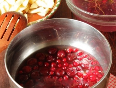 1. Stage. Apple Berry Jam: Pour the apple syrup into the pan and pour the well-washed berries. Simmer after boiling for 10 minutes.