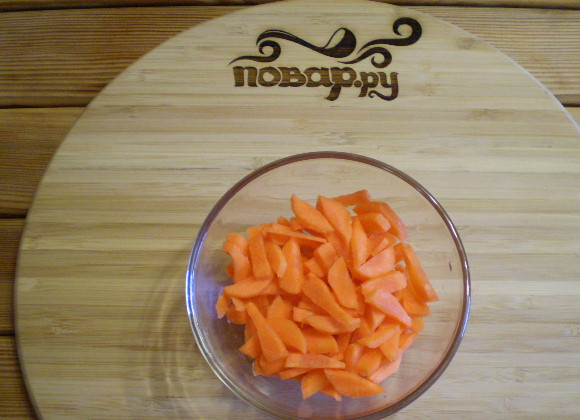 1. Этап. Простой и быстрый суп: 2. Морковь порежьте соломкой.