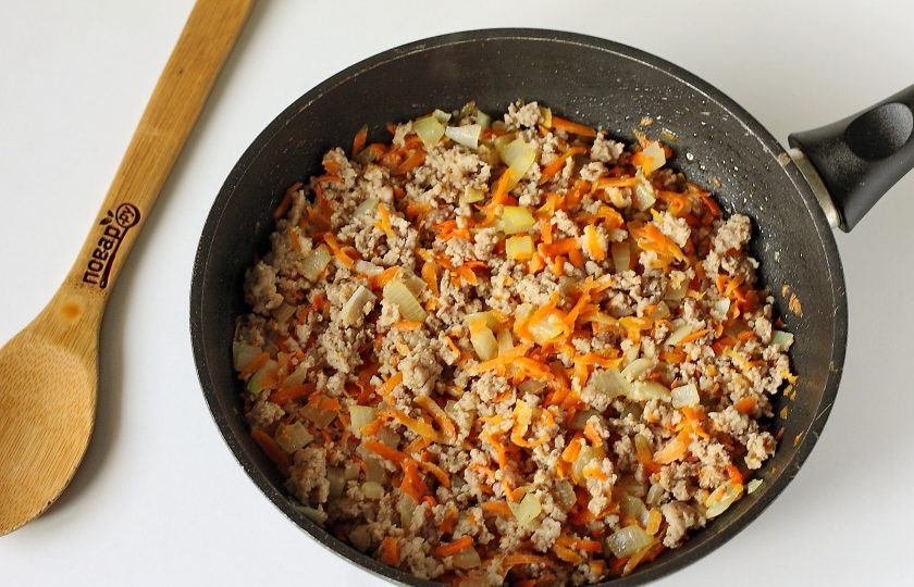 1. Этап. Тушеная капуста по маминому рецепту: Обжарьте все вместе периодически помешивая и разбивая фарш лопаткой в течение 7-10 минут.