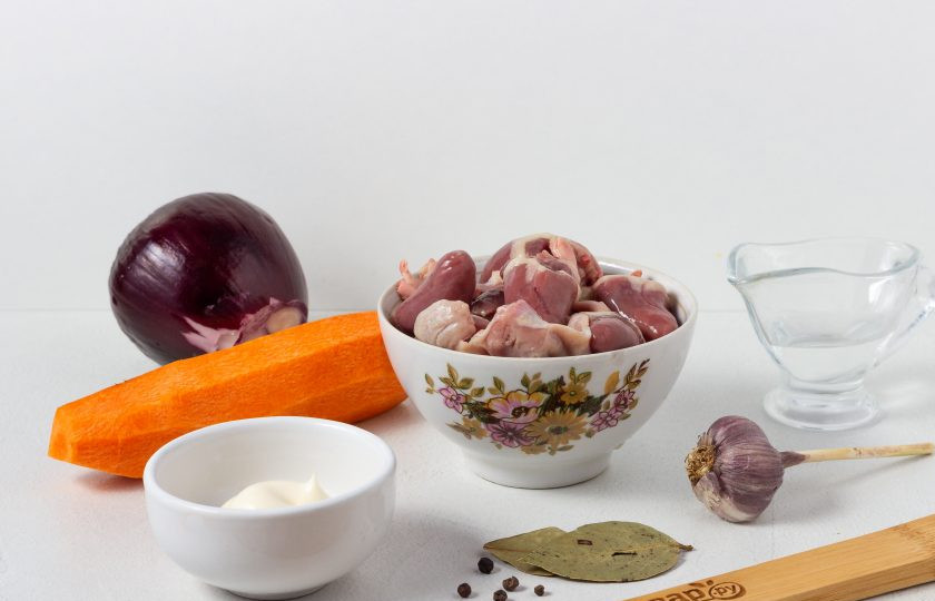 1. Этап. Салат с куриными потрошками: Подготовьте все необходимые ингредиенты.