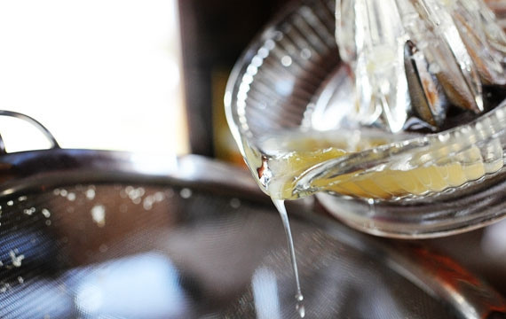 1. Этап. Вишневый щербет в мороженице: 5. Добавьте сок лимона.