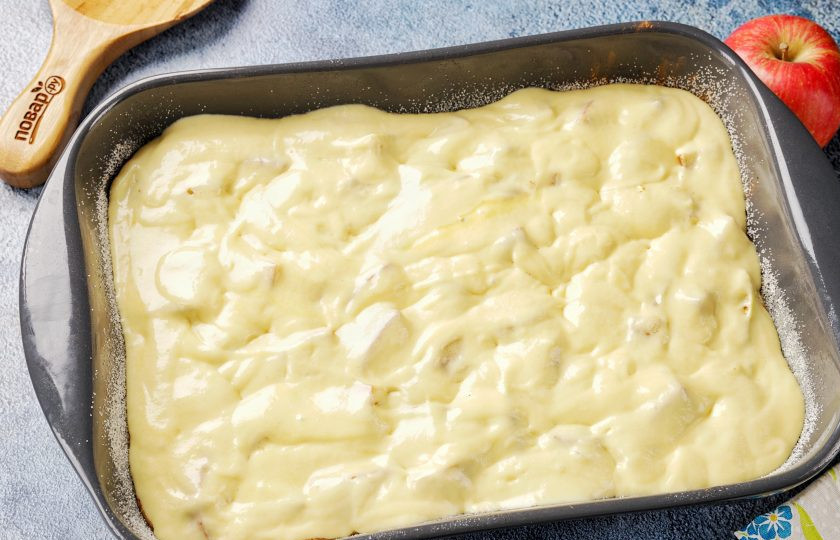 1. Этап. Заливной пирог на кефире с яблоками: Поверх равномерно распределите оставшееся тесто.