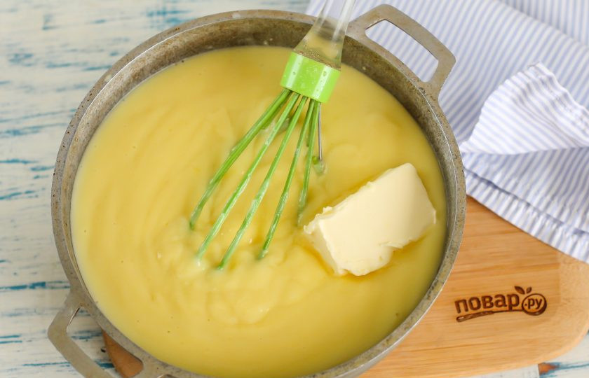 1. Этап. Заварной крем на маргарине: Как только крем будет готов - выключите нагрев и слегка остудите его в течение 5-10 минут, затем вмешайте маргарин.