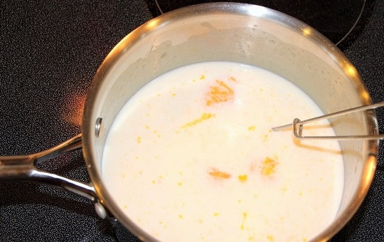 1. Этап. Норвежская запеканка с рыбой и макаронами: 6. Снимите с огня, добавьте желтки и влейте молоко. взбейте до однородности.