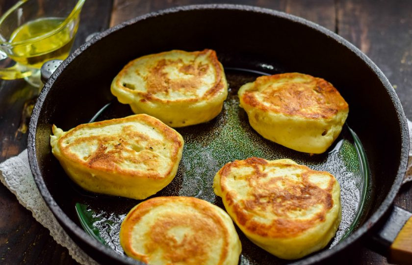 1. Этап. Вкусные и пышные оладушки: Сковороду разогрейте с маслом, тесто выкладывайте ложкой. Жарьте оладьи по 2-3 минуты с каждой стороны.