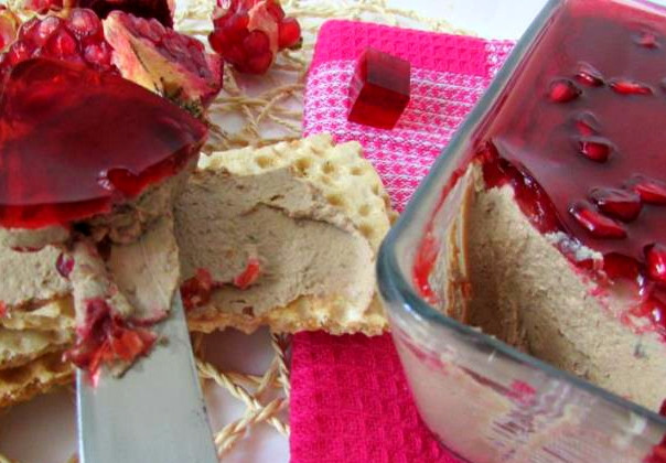 1. Этап. Французский паштет: Берем посуду для паштета. Выкладываем в нее паштетную смесь, выравниваем поверхность. Остывающее гранатовое желе выливаем на поверхность паштета. Желе должно быть не слишком горячим. Ставим получившееся блюдо в холодильник. Через пару часов все застынет. Можно подавать на стол с тостами! Приятного вам аппетита!