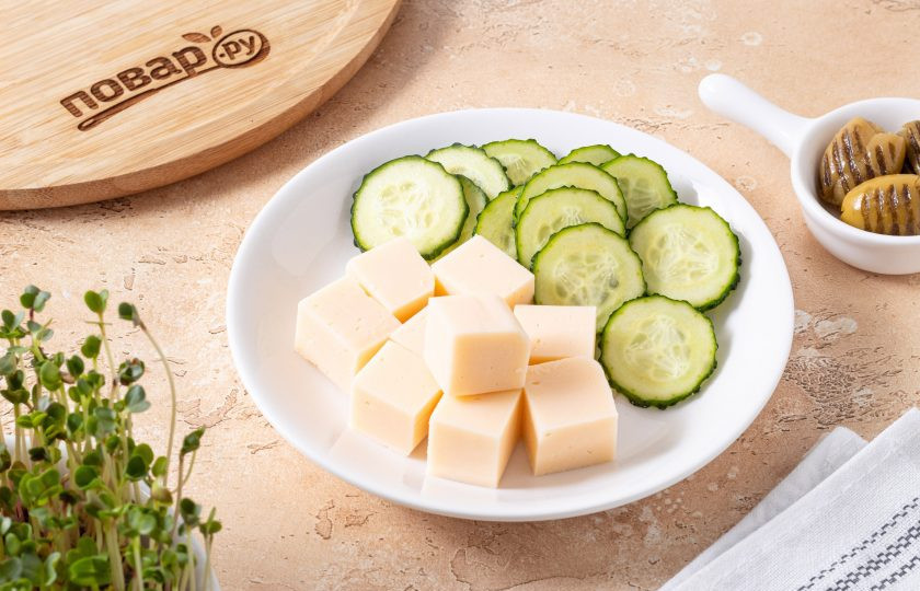1. Этап. Канапе с огурцом и сыром: Огурцы нарежьте кружочками, а сыр крупными кубиками.