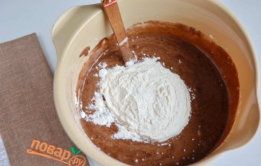 1. Этап. Пирожное Черный лес: 5. Яичную массу соедините с шоколадно-масляной. Перемешайте хорошо. Всыпьте муку. Снова хорошо перемешайте, чтобы не было комочков.