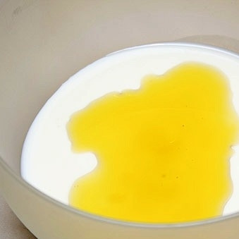 1. Этап. Корзинки с пшенной кашей: Смешиваем кефир и растительное масло.