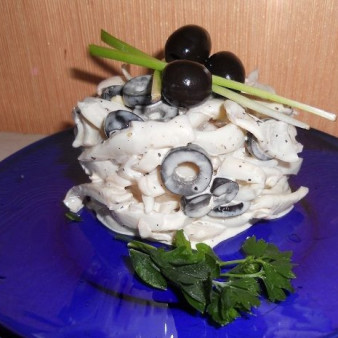Салат из кальмаров и оливок