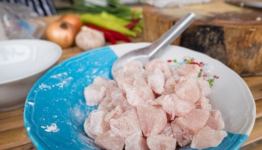 1. Этап. Курица с кешью по-тайски: 3. Куриную грудку вымойте, обсушите, нарежьте небольшими кубиками и обваляйте в муке.