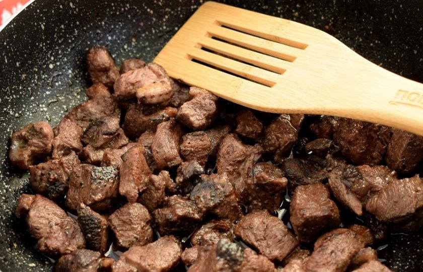 1. Этап. Тыква фаршированная мясом и овощами: Мясо нарежьте на кусочки по 2 см. Разогрейте масло на сковороде, на сильном огне обжарьте мясо до румяной корочки с двух сторон.