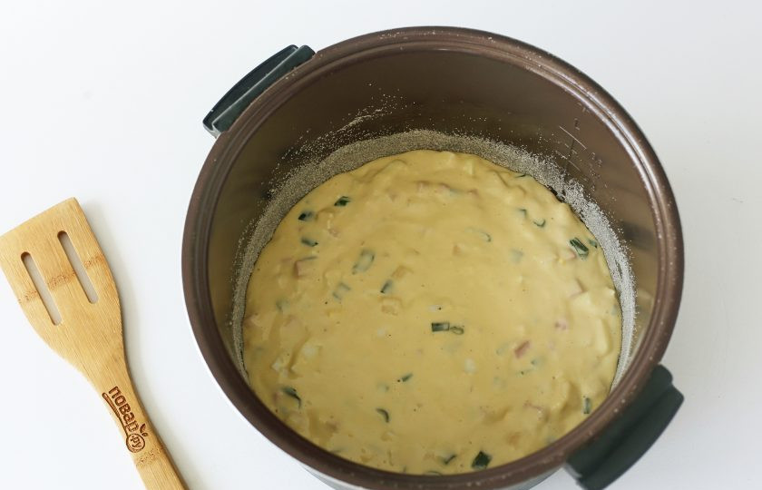 1. Этап. Пирог на майонезе в мультиварке: Чашу мультиварки застелите пергаментом. Дно и бока смажьте маслом и обсыпьте мукой или манкой. Вылейте тесто с начинкой, установите режим 