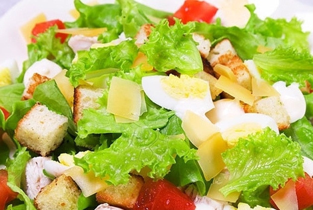 1. Этап. Салат Цезарь с ананасами: В отдельной миске перемешать кусочки консервированных ананасов, нарезанную ломтиками курицу и сухарики. Переложить в посуду с салатными листьями и еще раз перемешать. Полить соусом, посыпать тертым пармезаном и сразу подать на стол.