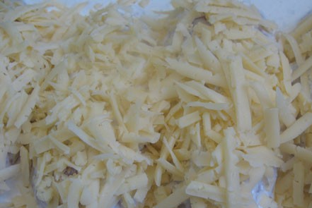 1. Этап. Грудка под сметанным соусом: 2. Разогреваем духовку до 180 градусов, а грудки посыпаем тертым сыром. Отправим запекаться на 40-50 минут.