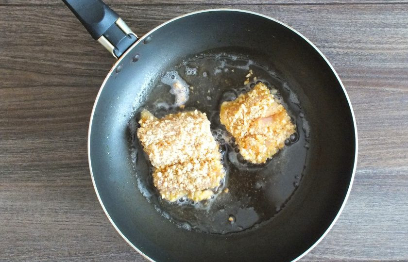 1. Этап. Судак в ореховой панировке: В разогретой сковороде с растительным маслом обжарьте кусочки запанированного судака. С каждой стороны, на огне чуть ниже среднего, обжаривайте в течение 5 минут.