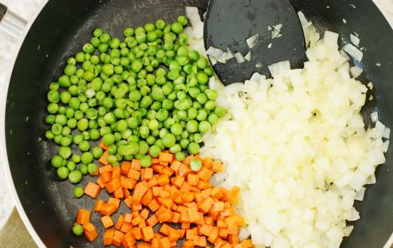 1. Этап. Отварной рис с омлетом и овощами: 3. Снимите его со сковороды. Добавьте еще немного масла и выложите измельченные овощи. Жарьте на среднем огне, помешивая, до мягкости.