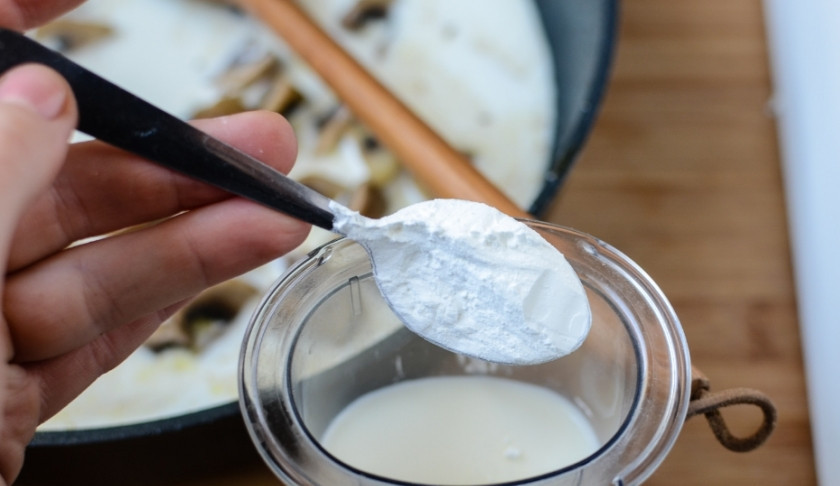 1. Этап. Грибной соус из шампиньонов с молоком: 2. Отдельно смешаем молоко, сметану и крахмал. Отдельно доведем до кипения, перемешаем, и только тогда вливаем к грибам. Туда же - специи, тимьян, соевый соус и вино. Доводим до кипения, и на мелком огне тушим под крышкой.