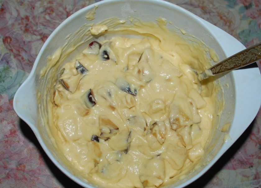 1. Этап. Сладкий пирог на скорую руку: Нарезанные фрукты добавляем в тесто и хорошо перемешиваем.