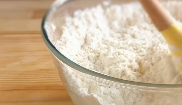 1. Этап. Пирожки с яблоками и тыквой в духовке: 4. Просейте муку, отправьте ее в миску и вымешайте мягкое тесто, которое не липнет к рукам. Накройте полотенцем и оставьте в теплом месте, чтобы тесто поднялось.