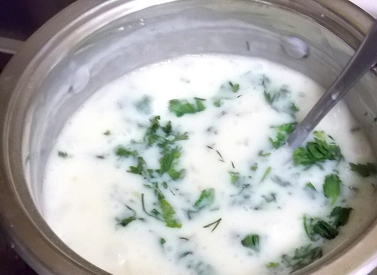 1. Этап. Армянский суп Спас: Добавьте резанную зелень, перемешайте и варите еще 5 минут.