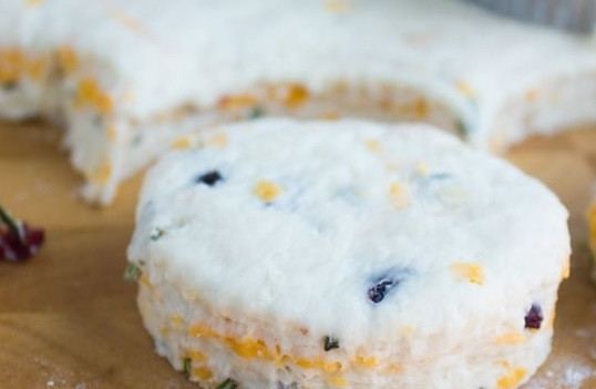 1. Этап. Сырное печенье с клюквой и розмарином: 5. Вырежьте выемками небольшие печенья, выложите на противень, застеленный пергаментом и отправьте в разогретую до 200 градусов духовку. Запекайте минут 12-15 до готовности.