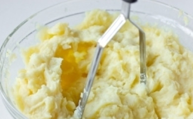 1. Этап. Картофельные зразы с фаршем: Добавьте в картофель яйцо и муку, вымесите однородное картофельное тесто-пюре.