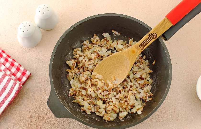 1. Этап. Сметанно-молочный соус: Затем добавьте муку, перемешайте и продолжайте готовить еще пару минут.