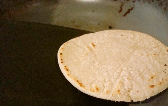 1. Этап. Лепешки из кукурузной муки: 7. Жарьте лепешки из кукурузной муки на горячей сухой сковороде до румяности с двух сторон. Просто и вкусно!