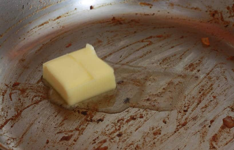 1. Этап. Вкусная говяжья подлива: 8. Сковороду верните на огонь, выложите сливочное масло (можно заменить растительным).