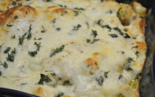 1. Этап. Куриная грудка с картофелем: 11. Верните форму в духовку и выпекайте еще 20-25 минут.