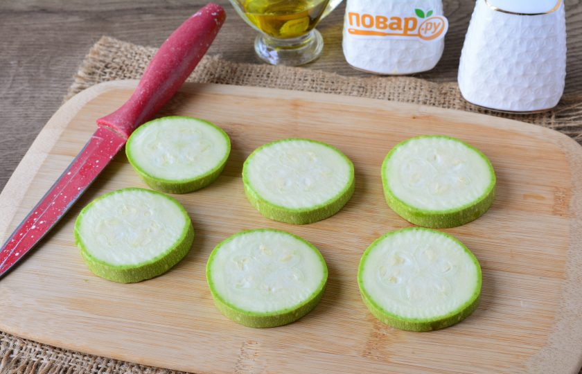 1. Этап. Мини-пиццы из кабачков: Нарежьте кабачки средними кружочками.