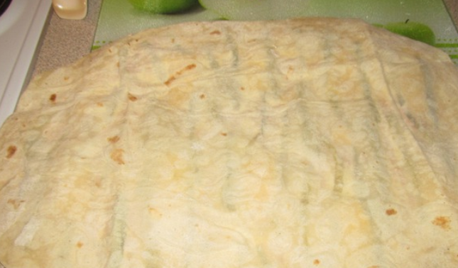 1. Этап. Запеченный лаваш: Накрываем вторым лавашем.