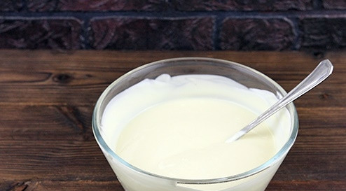 1. Этап. Торт Графские развалины со сметаной: Готовим крем. Для этого смешиваем сметану и сгущенное молоко. Перешиваем все ложкой.