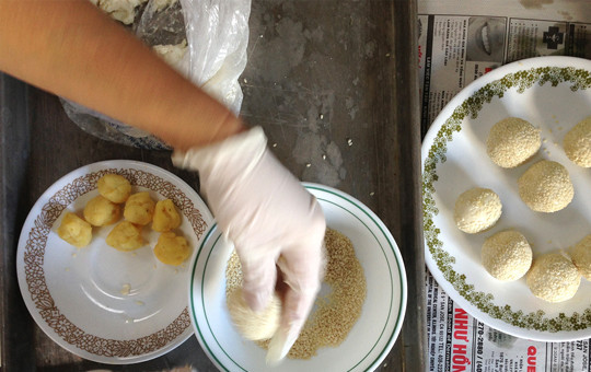 1. Этап. Кунжутные шарики: 1. Смешаем все сухие ингредиенты, кроме кунжута. Затем вливаем воду, перемешиваем. Должно получиться липкое и липнущее к рукам тесто средней густоты. Если получилось слишком тугое тесто, добавьте больше воды или молока. Лепим влажными руками шарики, и щедро обваливаем каждый шарик в кунжуте.