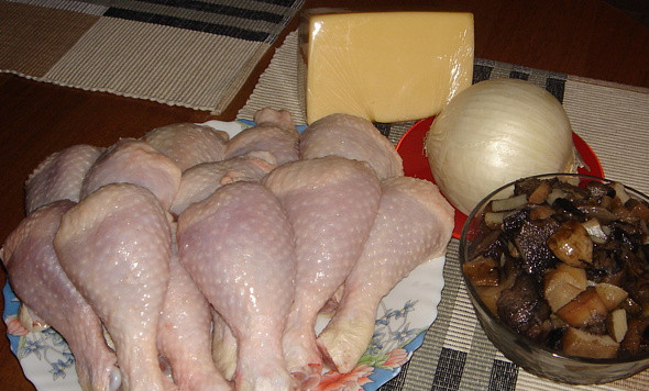 1. Этап. Фаршированная голень курицы с грибами: 1. Это блюдо хорошо готовить на праздничный стул. Кроме этого, голень курицы с грибами в домашних условиях можно подавать порционно и баловать этим блюдом своих домашних.