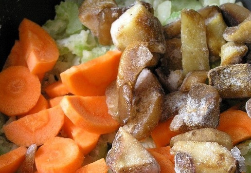 1. Этап. Овощное рагу по-ирландски: Добавьте все оставшиеся ингредиенты по списку. Морковь и грибы (поскольку у меня были замороженные грибы, то немного потомила).